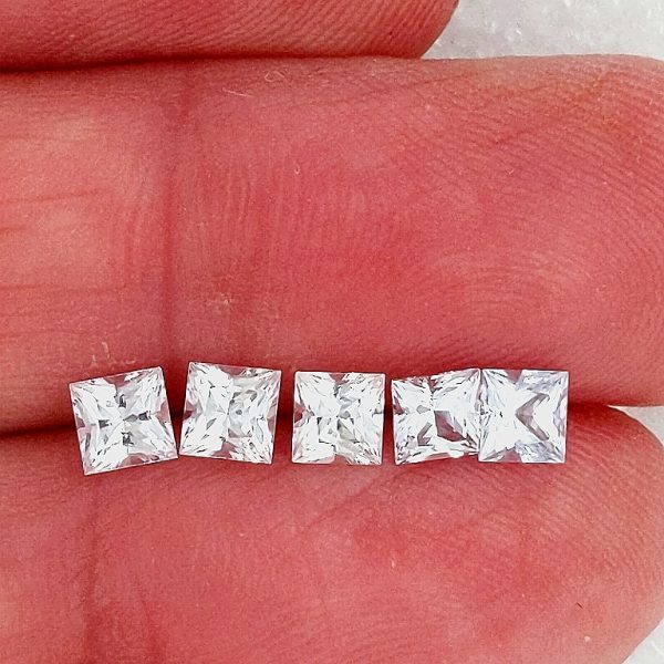 Sri Lanka (Ceylon) White Sapphire Princess Cut 4mm - 0.44carats - Image 2