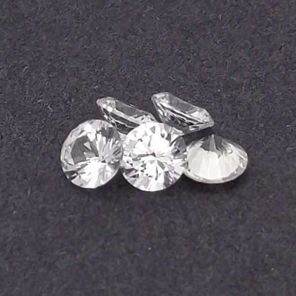 Sri Lanka White Round Brilliant Sapphire - 6mm - 0.70-.0.90 carats - Image 2