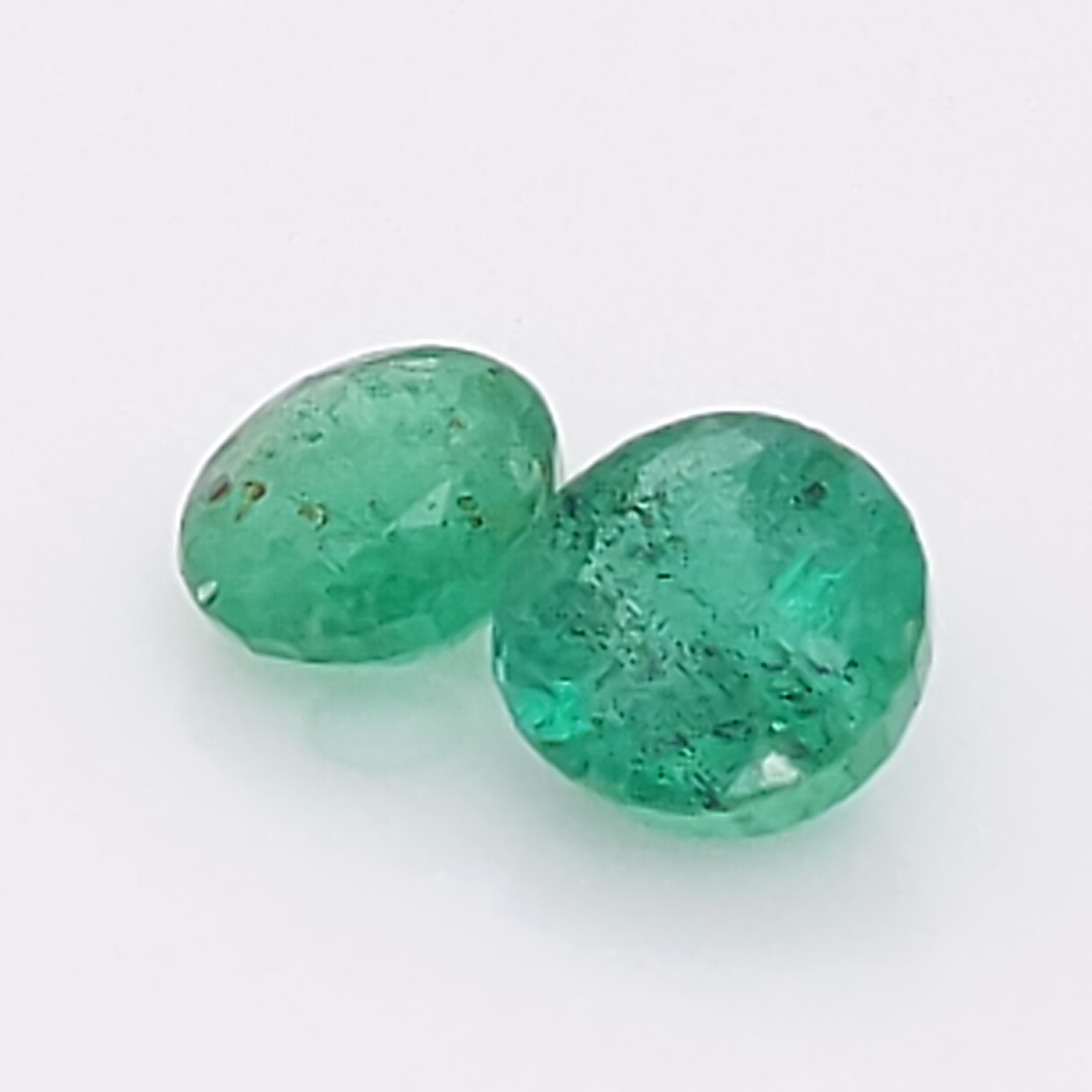 Green Colombian Emerald Round 4.5mm 0.93 carats 2 stones - Simply Sapphires