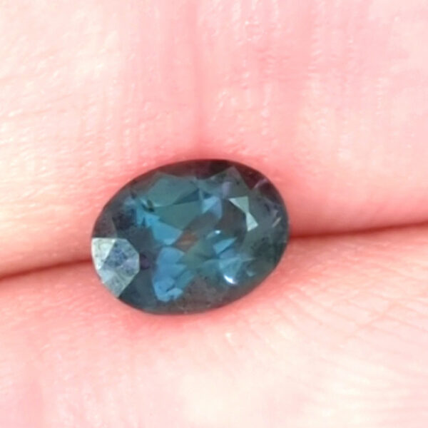 Songea (Tanzania) Oval Teal w Purple flashes Unheated Sapphire 0.93 Carats 6.7x5.2x3.4mm - Image 2