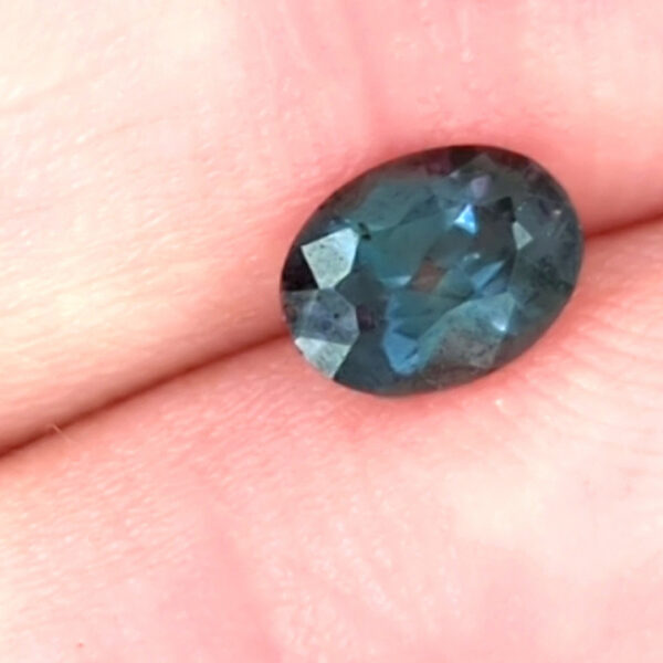 Songea (Tanzania) Oval Teal w Purple flashes Unheated Sapphire 0.93 Carats 6.7x5.2x3.4mm - Image 3