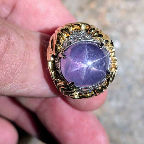 Exquisite GIA Certified 18kt Yellow Gold Ring with Rare 22ct Untreated Color-Change Star Sapphire & Vintage Diamonds - Image 6