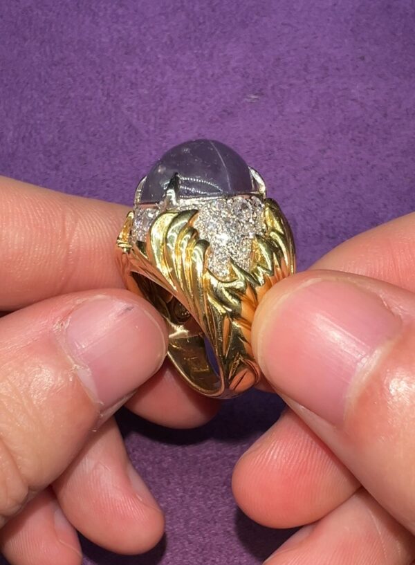 Exquisite GIA Certified 18kt Yellow Gold Ring with Rare 22ct Untreated Color-Change Star Sapphire & Vintage Diamonds - Image 2