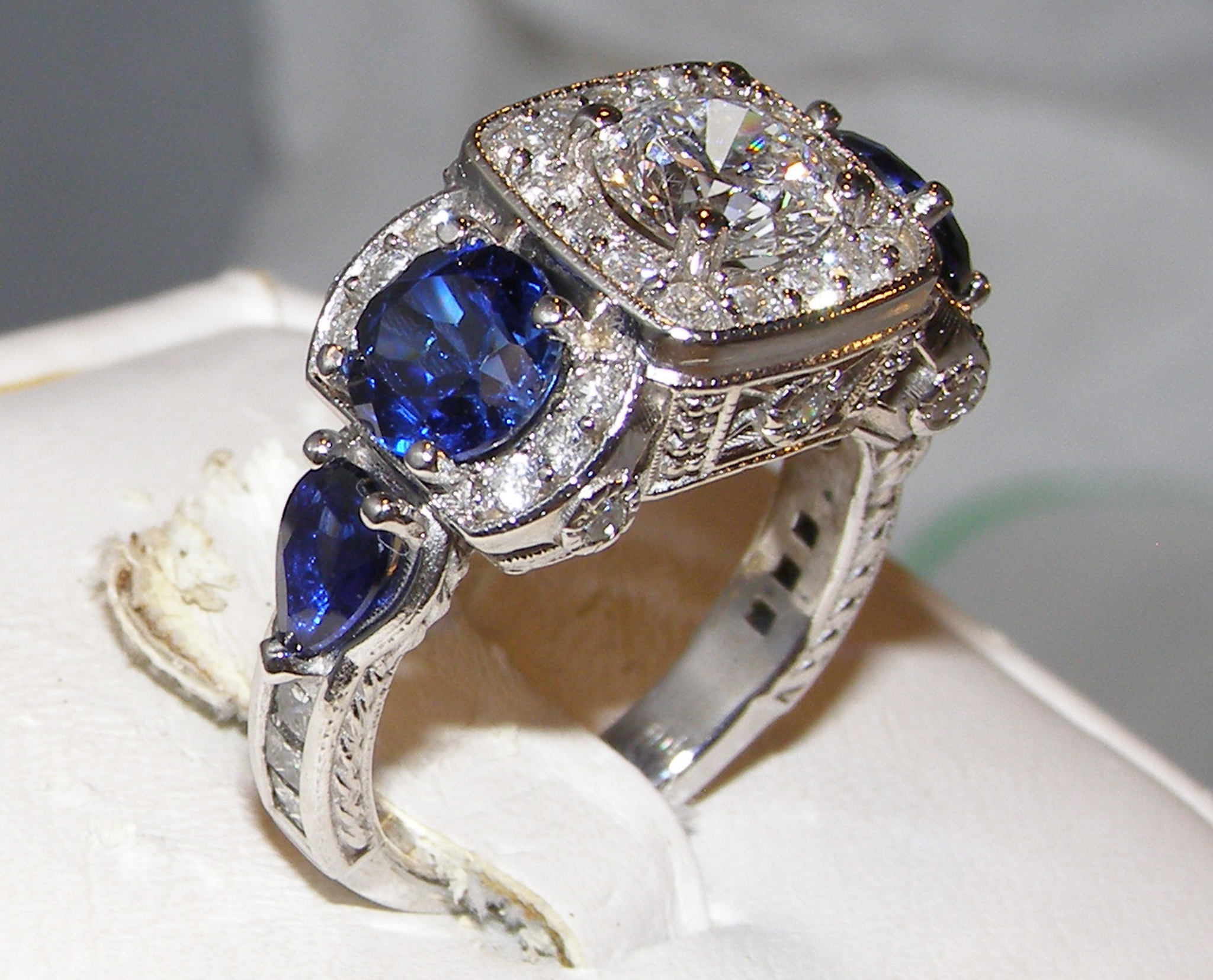 Incredible Certified LAB Diamond (CVD) Ceylon Blue Sapphire (H)* Natural Diamond Platinum Ring 5.28 ctw - Image 5