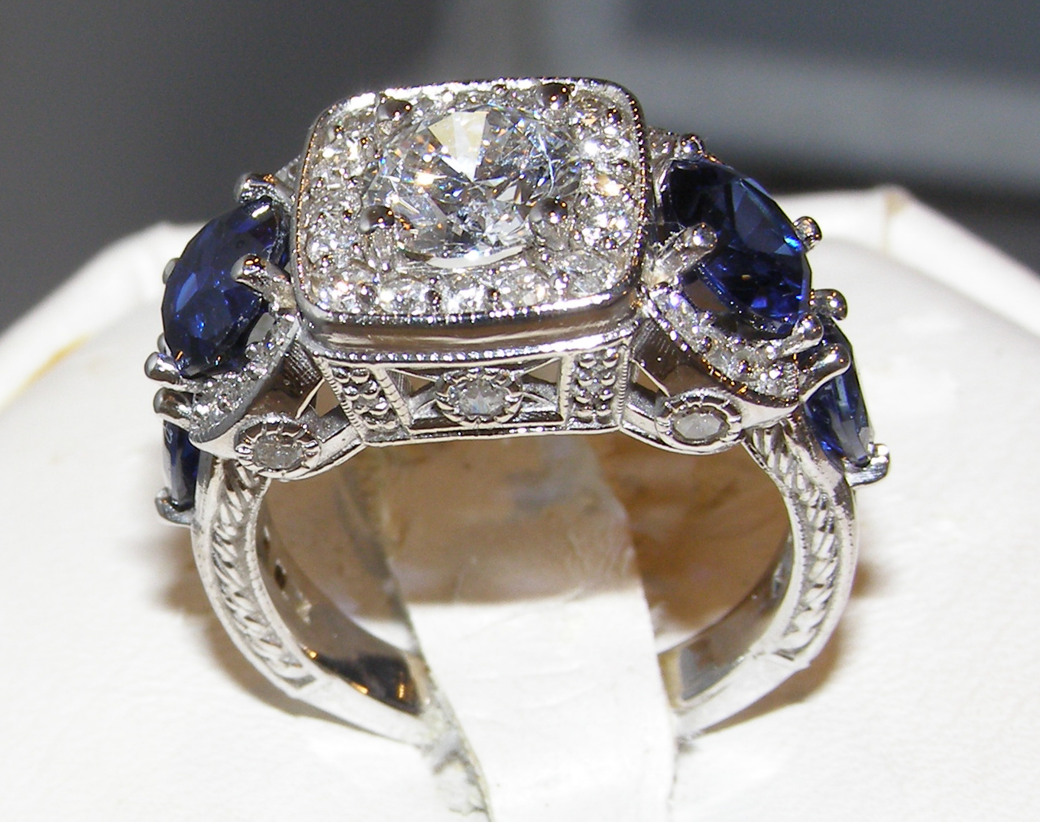 Incredible Certified LAB Diamond (CVD) Ceylon Blue Sapphire (H)* Natural Diamond Platinum Ring 5.28 ctw - Image 6